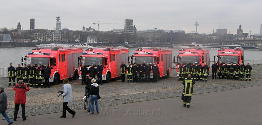 Neue LF`s fuer Koeln Uebergabe in Koeln Deutz an den Wachen  P046.JPG